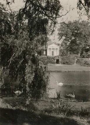 Oranienbaum-Wörlitz. Wörlitzer Park, Pantheon (1795-1796, F. W. v. Erdmannsdorff, G. C. Hesekiel) am Großen Walloch