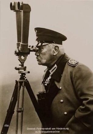 General-Feldmarschall von Hindenburg im Reichswehrmanöver