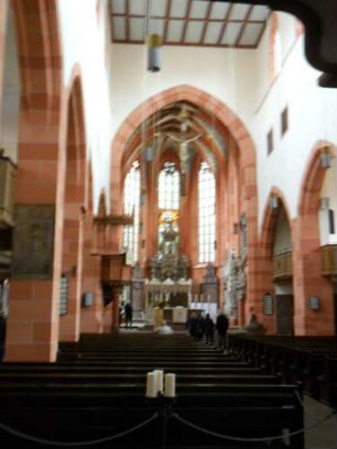 Stadtkirche-Langhaus (Gotische Pfeilerbasilika) Innen-Ansicht nach Osten mit Arkaden der Seitenschiffe sowie Triumphbogen und Chor in Übersicht