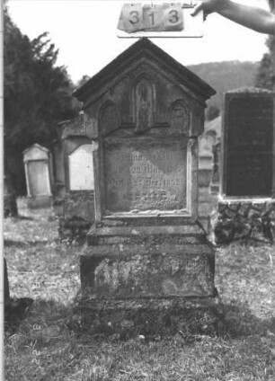Grabstein 313 (Index: 100009352) Zustand: leicht verwittert Maße HxBxT: 133x61x19 cm: Grabstein 313