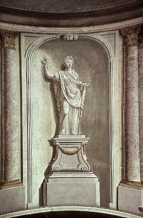 Nische mit Statue einer antiken Frauengestalt
