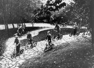 Hamburg-Hamm. Spielende Kinder im Hammer Park. Sie fahren Roller