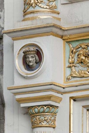 Brügger Freiamt & Brugse Vrije — Hauptfassade — Medaillon Kopf