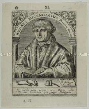 Halbfiguriges Bildnis des Reformators Johannes Bugenhagen mit aufgeschlagenem Buch in einer Bogennische - Buchillustration
