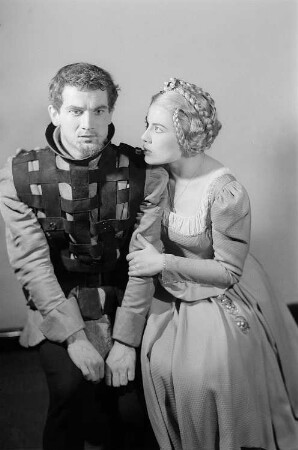 Szenenbilder aus dem Drama "Die Verschwörung des Fiesco zu Genua" von Friedrich Schiller im Theater am Schiffbauerdamm Berlin : Szene mit Hans Rüdiger Renn als Fiesco