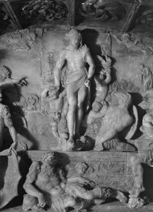 Altarrückseite, Relief der Auferstehung Christi, Mittelteil: der auferstandende Christus steigt aus dem Grab