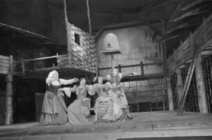 Szenenbilder aus "Falstaff" von G. Verdi mit H. Reinmar, S. Schöner, D. Eustrati, I. Armgart, R. Peters, Komische Oper 1952