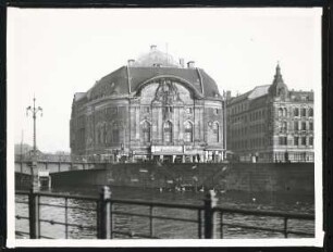 Komische Oper (auch: Künstlertheater, Staatstheater Lustspielhaus), Berlin: Ansicht von Osten