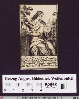 Sitzende Frau an ein Postament gelehnt, im Hintergrund ein Flügel eines Tores.