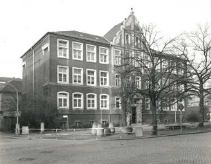 Radebeul, Hauptstraße 10. Grundschule "Friedrich Schiller" (1851/1900, Umbau um 1900)