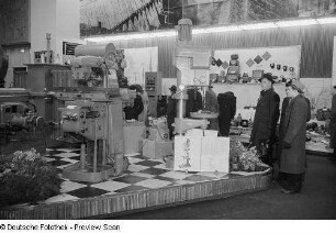 Besucher an einem Messestand mit Maschinen in der Messehalle des Ausstellungslandes Bulgarien