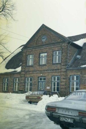 Gut: Lübecker Straße 6: ehemaliger Wirtschaftshof: Verwalterhaus: Ansicht von Südwesten: traufständige Front mit Mittelrisalit und Eingangstür: in Frontgiebel Uhr