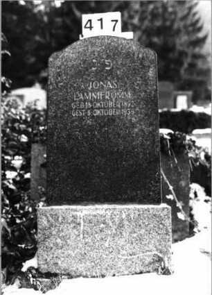 Grabstein 417 (Index: 100092441) Material: Granit Zustand: gut Maße HxBxT: 98x48x12 cm Beschreibung: aufgesockelte Stele mit leicht eingezogenem Segmentbogenabschluß: Grabstein 417