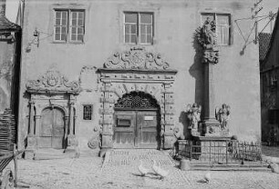 Rathaus : Portale am Rathaus von Sulzfeld am Main