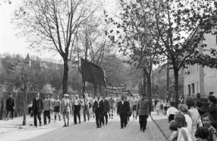 Demonstranten mit der Roten Fahne vermutlich in der Karl-Marx-Straße in Heidenau