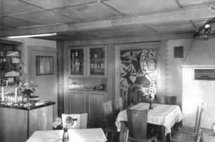 Rosenthal. Wohnhaus mit Gaststätte "Forsthaus", Nr. 70 (Königsteiner Straße 98). Gastraum mit Theke