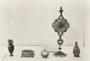 Grünes Gewölbe, Vitrinenansicht: Uhren, Flaschen und Büchsen