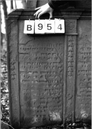 Grabstein 954 (Index: 99902506) Material: Sandstein Maße HxBxT: 165x108x10 cm Symbolik: Kanne mit Blume Besonderheit: Doppelgrab (für Eheleute?): Grabstein 954B