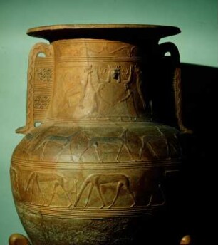 Reliefpithos, aus Pyri bei Theben : Athen. Archäologisches Nationalmuseum, Saal 1. Reliefpithos, 1. Hälfte 7. Jh. v. Chr. Halsbild: Artemis als Potnia Theron zwischen Löwen und grasenden Hirschen und Hunden, aus Pyri bei Theben
