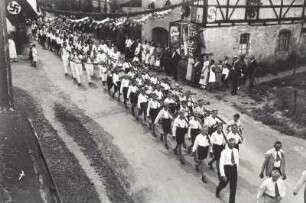 Festzug. Nr. 7: Jungengruppe mit blumenumwundenen Armbrüsten