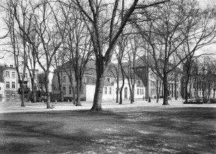 Güstrow, Wallstraße. Straßenbild mit Museum (rechts)