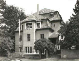 Dresden-Südvorstadt, Einsteinstraße 5. Villa. 1912. Straßenansicht mit Hauseingang