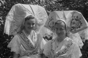 Mädchen in Kirchgangstracht aus dem Spreewald. : Holcy w kemšacej drasće z Błótow.