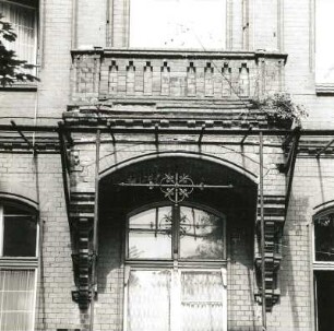 Cottbus, Ewald-Haase-Straße 12. Villa der Tuchfabrik Grovermann (Kindergarten) (wohl 1912). Balkon an der Gartenseite