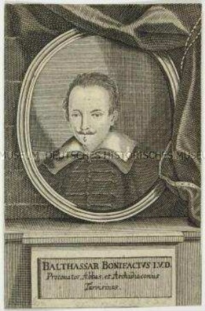 Brustbildnis des Baldassare Bonifacio in ovalem Rahmen mit zur Seite geschlagenem Vorhang über einer Sockelbrüstung