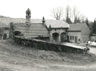 Radebeul, Augustusweg 110. Villa "Jägerberg" (um 1855). Blick von der Remise über den Hof mit Häuschen zum Weinkeller und Torhaus