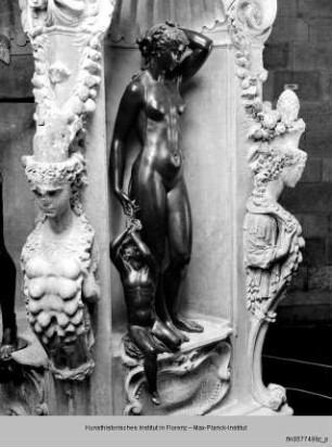 Danae mit dem Perseusknaben - Perseus, Det. d. Sockels: Danae mit Perseusknaben