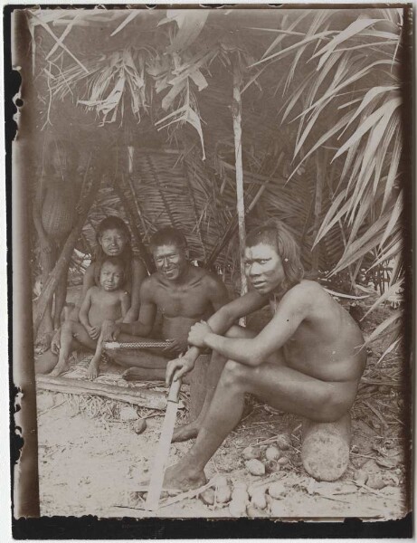 Kayapó à l'intérieur de la hutte de Bepjotí