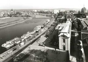 Dresden-Altstadt. Blick vom Turm des Ständehauses (Oberlandesgericht Dresden) über die Elbe mit Carolabrücke, Terrassenufer und Brühlsche Terrasse mit Sekundogenitur nach Nordosten