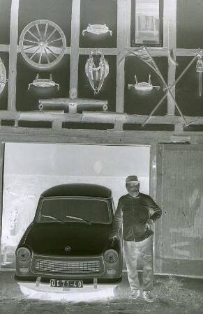 Mann mit Trabant : Ein Mann posiert vor seinem Trabant, aufgenommen ca. 1978 in Heldburg