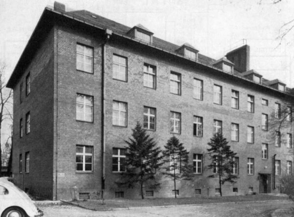 Ancienne caserne de fusiliers de la Garde, bâtiment 2, à Lichterfelde (utilisée pour stocker des objets de collection rapatriés)