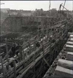 Bauarbeiter auf dem Gerüst für den Überbau eines Großbunkers für deutsche U-Boote an der französischen Atlantikküste