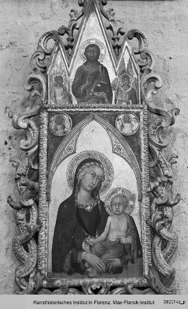 Madonna mit Kind, darüber segnender Christus und vier Engel