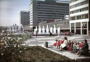 Dresden. Blick entlang der Prager Straße Richtung Hauptbahnhof