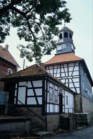 Gemeindeverwaltung (ehemalige Schule), Dachreiter mit Glocken; vorn das Backhaus