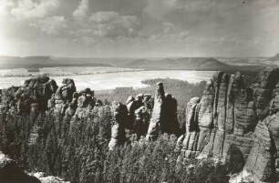 Sächsische Schweiz, Schrammsteine. Blick über die Vorderen Schrammsteine zu den Kleinen Zschirnsteinen und Laasensteinen