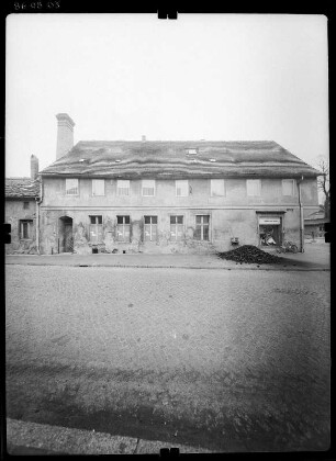 Luckau, Lange Straße. Wohnhaus mit Laden. Straßenfront