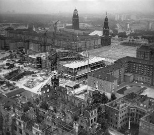 Ruine des Schlosses, dahinter der Kulturpalast im Bau und Altmarkt mit der Kreuzkirche