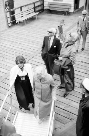 31. Tagung 1981 (29.6.-3.7.) Mediziner; am Landungssteg: Gräfin Sonja Bernadotte, Frau abgewandt, Severo Ochoa, Graf Lennart Bernadotte