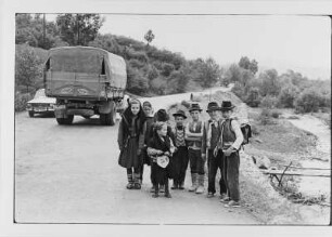 Rumänien. Maramures. Schulkinder auf einer Straße