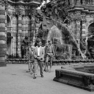 Dresden-Altstadt. Besucher im Nymphenbad des Zwingers