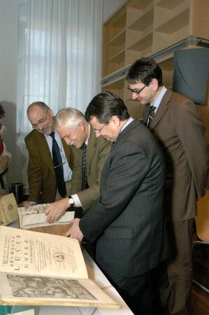 Übergabe von Büchern an Sächsisches Landesgymnasium Sankt Afra Meißen durch Dr. Thomas Bürger (SLUB) im Beisein von Staatssekretär Dr. Frank Schmidt (SMWK) und Schulleiter Dr. Werner Esser