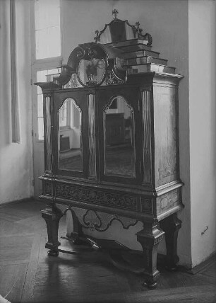 Schloss Moritzburg. Kabinettschrank, Nußbaum furniert, mit geschliffenem Spiegelglas, 1725