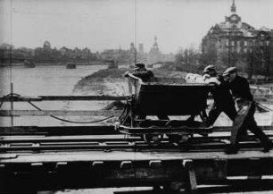 Szene aus der DEFA- Wochenschau "Der Augenzeuge": Bauarbeiten an der Albertbrücke