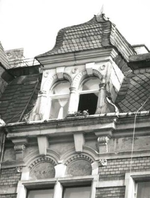 Dresden-Pieschen, Mohnstraße 29. Wohnhaus (um 1900). Obergeschoßfenster und Mansarde