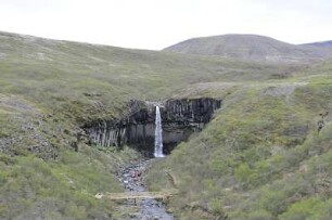 Svartifoss-Wasserfall von Basaltsäulen umrahmt : Der Svartifoss-Wasserfall an der isländischen Südküste wird von Basaltsäulen umrahmt, aufgenommen am 26. Mai 2012